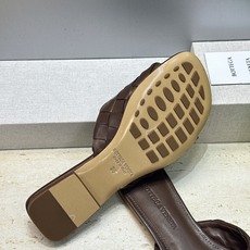Bottega Veneta 葆蝶家2026春夏新款编织沙滩女鞋 BV字母logo平底方头露趾凉拖鞋 材质:鞋面进口小牛 Bottega Veneta 葆蝶家2026春夏新款编织沙滩女鞋 BV字母logo平底方头露趾凉拖鞋 材质:鞋面进口小牛