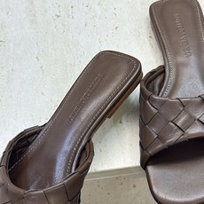 Bottega Veneta 葆蝶家2026春夏新款编织沙滩女鞋 BV字母logo平底方头露趾凉拖鞋 材质:鞋面进口小牛 Bottega Veneta 葆蝶家2026春夏新款编织沙滩女鞋 BV字母logo平底方头露趾凉拖鞋 材质:鞋面进口小牛