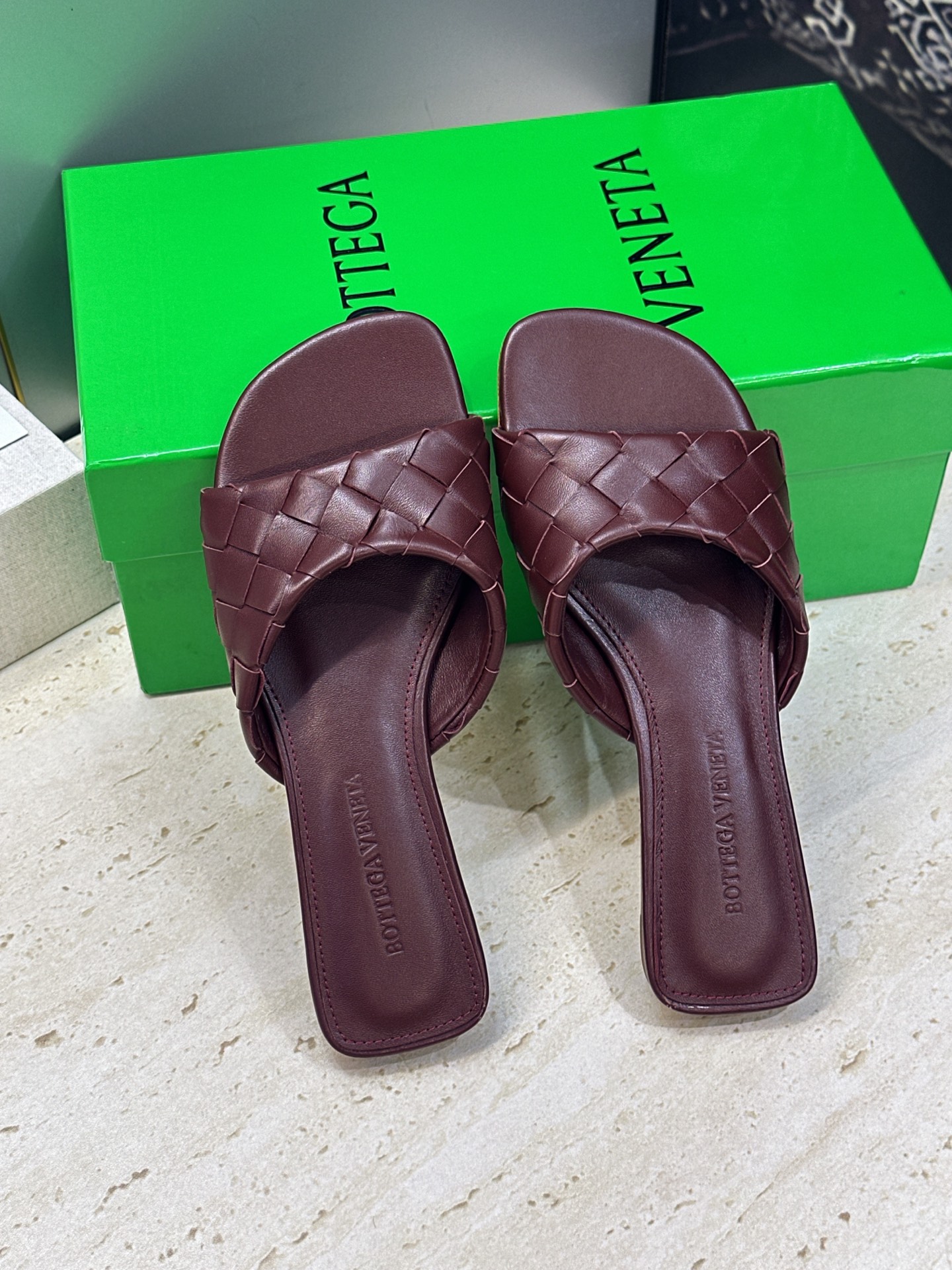 Bottega Veneta 葆蝶家2026春夏新款编织沙滩女鞋 BV字母logo平底方头露趾凉拖鞋 材质:鞋面进口小牛 Bottega Veneta 葆蝶家2026春夏新款编织沙滩女鞋 BV字母logo平底方头露趾凉拖鞋 材质:鞋面进口小牛