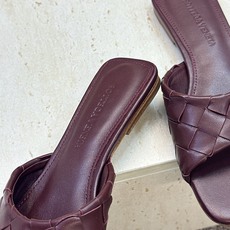 Bottega Veneta 葆蝶家2026春夏新款编织沙滩女鞋 BV字母logo平底方头露趾凉拖鞋 材质:鞋面进口小牛 Bottega Veneta 葆蝶家2026春夏新款编织沙滩女鞋 BV字母logo平底方头露趾凉拖鞋 材质:鞋面进口小牛