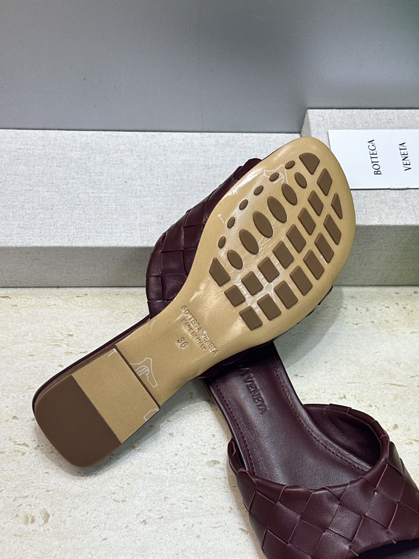 Bottega Veneta 葆蝶家2026春夏新款编织沙滩女鞋 BV字母logo平底方头露趾凉拖鞋 材质:鞋面进口小牛 Bottega Veneta 葆蝶家2026春夏新款编织沙滩女鞋 BV字母logo平底方头露趾凉拖鞋 材质:鞋面进口小牛