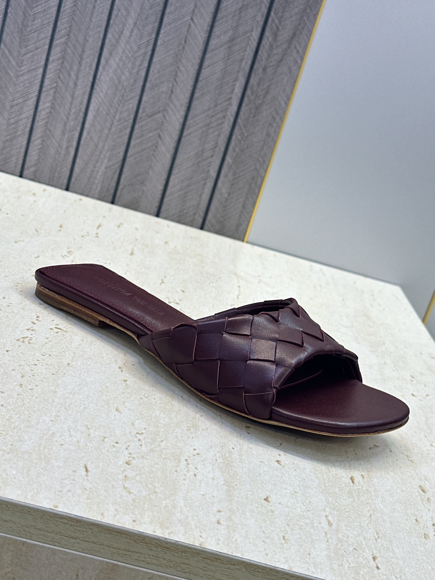 Bottega Veneta 葆蝶家2026春夏新款编织沙滩女鞋 BV字母logo平底方头露趾凉拖鞋 材质:鞋面进口小牛 Bottega Veneta 葆蝶家2026春夏新款编织沙滩女鞋 BV字母logo平底方头露趾凉拖鞋 材质:鞋面进口小牛