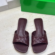Bottega Veneta 葆蝶家2026春夏新款编织沙滩女鞋 BV字母logo平底方头露趾凉拖鞋 材质:鞋面进口小牛 Bottega Veneta 葆蝶家2026春夏新款编织沙滩女鞋 BV字母logo平底方头露趾凉拖鞋 材质:鞋面进口小牛