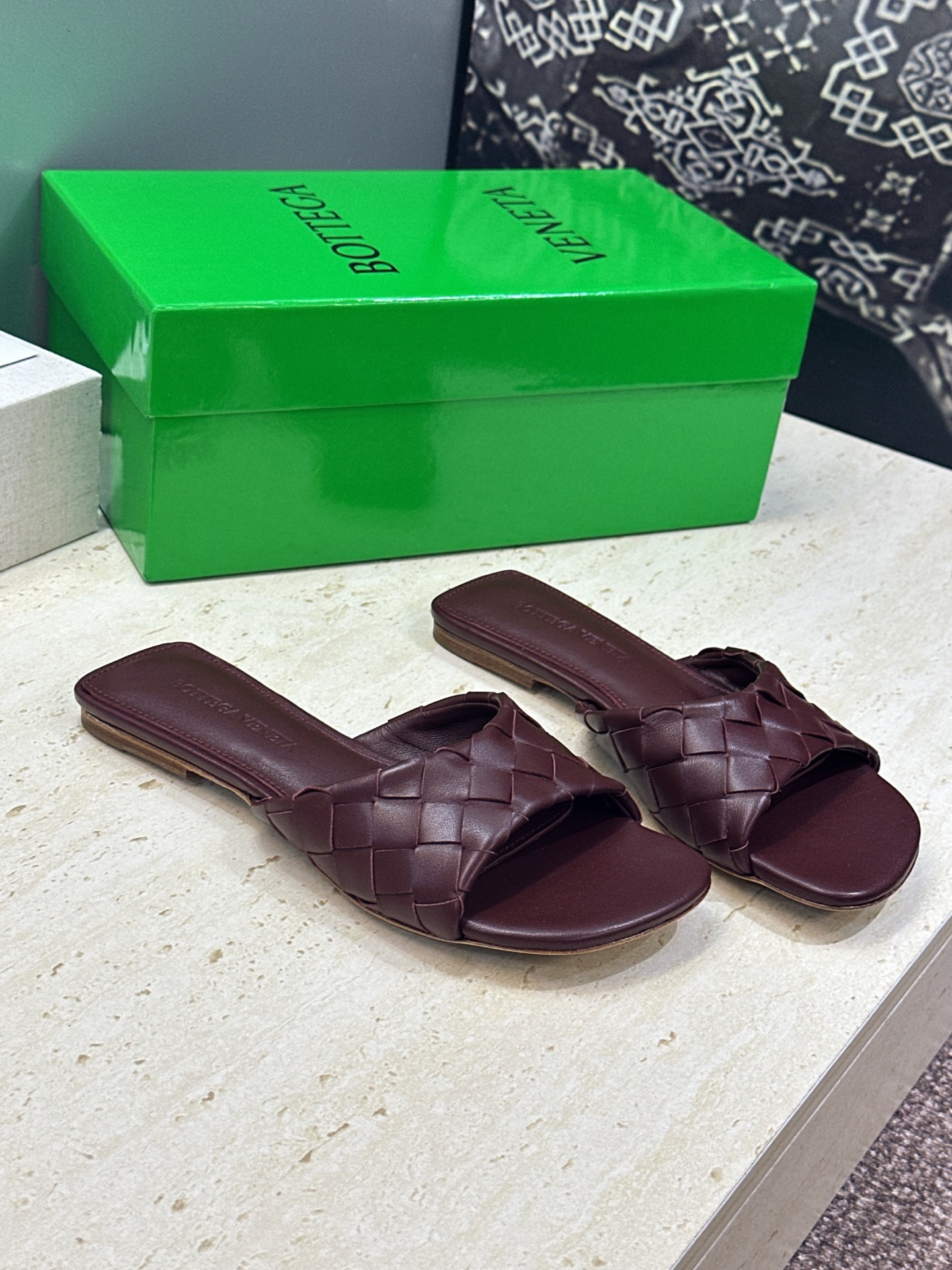 Bottega Veneta 葆蝶家2026春夏新款编织沙滩女鞋 BV字母logo平底方头露趾凉拖鞋 材质:鞋面进口小牛