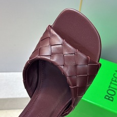 Bottega Veneta 葆蝶家2026春夏新款编织沙滩女鞋 BV字母logo平底方头露趾凉拖鞋 材质:鞋面进口小牛 Bottega Veneta 葆蝶家2026春夏新款编织沙滩女鞋 BV字母logo平底方头露趾凉拖鞋 材质:鞋面进口小牛