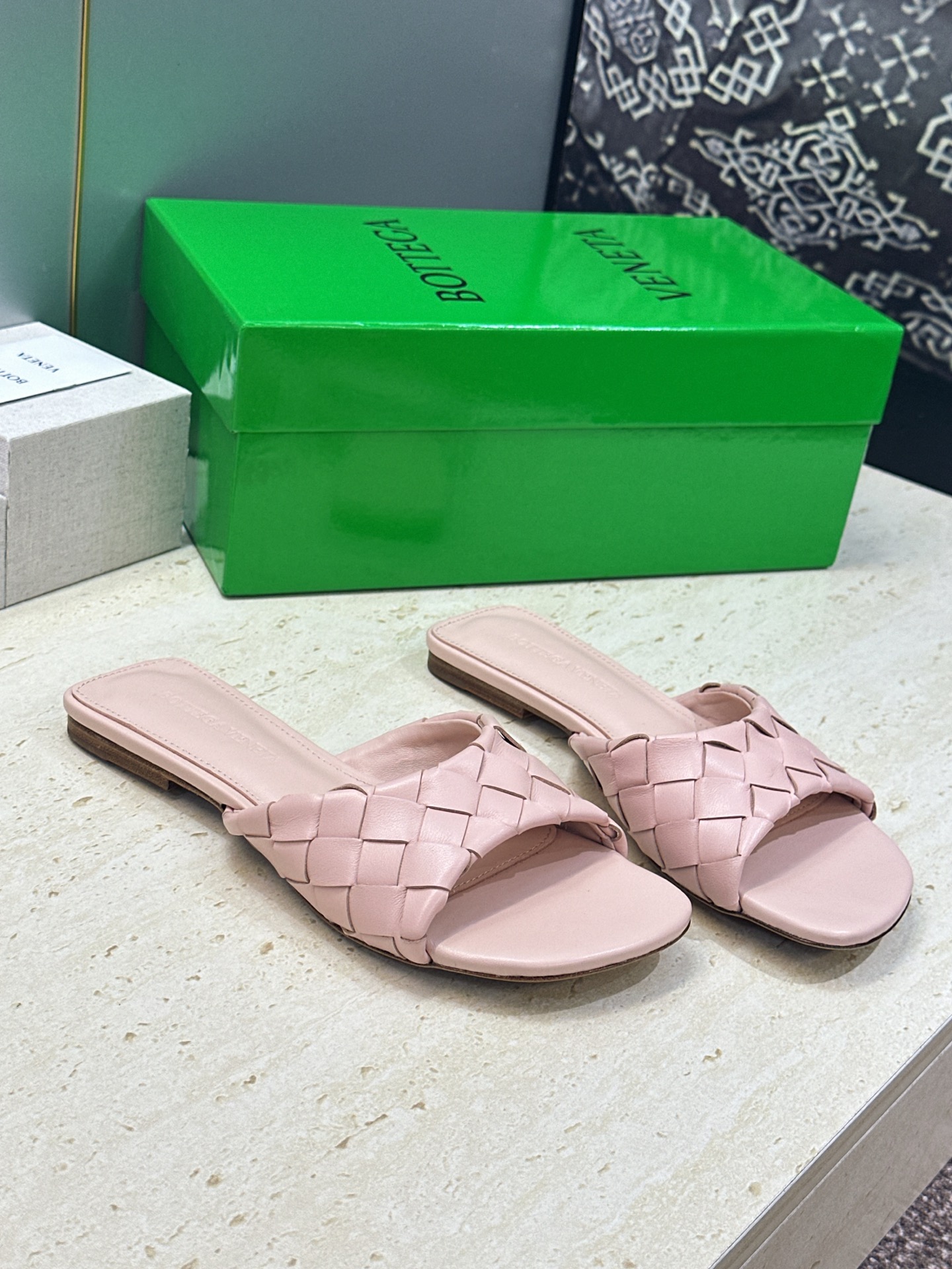 Bottega Veneta 葆蝶家2026春夏新款编织沙滩女鞋 BV字母logo平底方头露趾凉拖鞋 材质:鞋面进口小牛