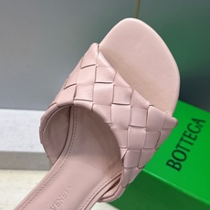 Bottega Veneta 葆蝶家2026春夏新款编织沙滩女鞋 BV字母logo平底方头露趾凉拖鞋 材质:鞋面进口小牛 Bottega Veneta 葆蝶家2026春夏新款编织沙滩女鞋 BV字母logo平底方头露趾凉拖鞋 材质:鞋面进口小牛