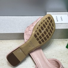 Bottega Veneta 葆蝶家2026春夏新款编织沙滩女鞋 BV字母logo平底方头露趾凉拖鞋 材质:鞋面进口小牛 Bottega Veneta 葆蝶家2026春夏新款编织沙滩女鞋 BV字母logo平底方头露趾凉拖鞋 材质:鞋面进口小牛