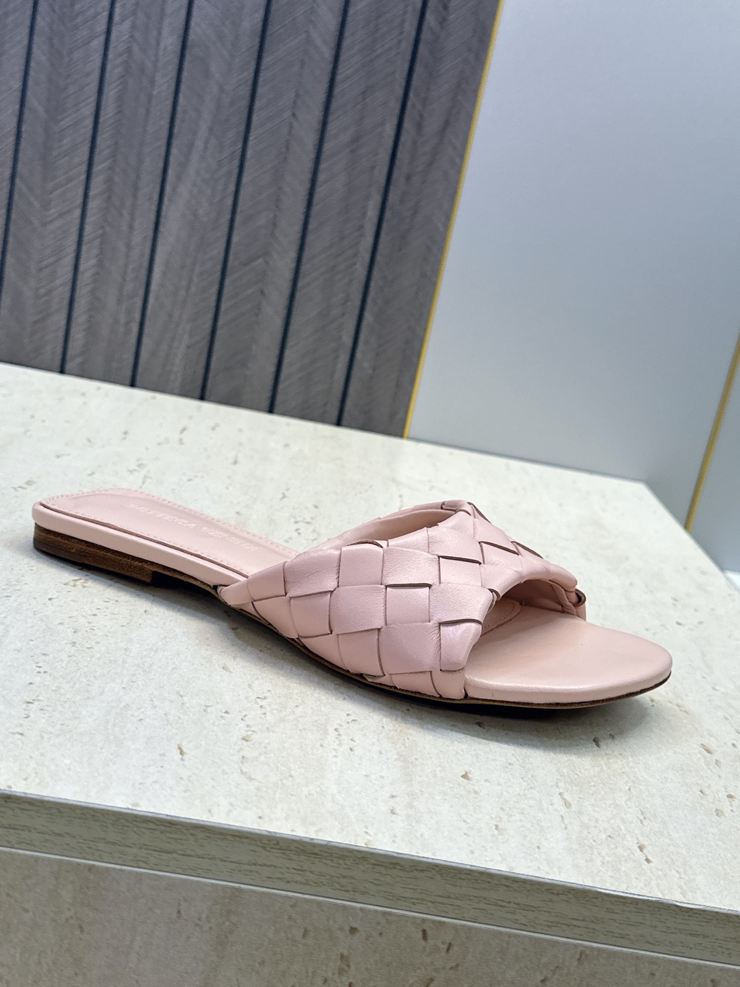 Bottega Veneta 葆蝶家2026春夏新款编织沙滩女鞋 BV字母logo平底方头露趾凉拖鞋 材质:鞋面进口小牛 Bottega Veneta 葆蝶家2026春夏新款编织沙滩女鞋 BV字母logo平底方头露趾凉拖鞋 材质:鞋面进口小牛