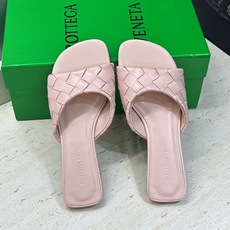Bottega Veneta 葆蝶家2026春夏新款编织沙滩女鞋 BV字母logo平底方头露趾凉拖鞋 材质:鞋面进口小牛 Bottega Veneta 葆蝶家2026春夏新款编织沙滩女鞋 BV字母logo平底方头露趾凉拖鞋 材质:鞋面进口小牛