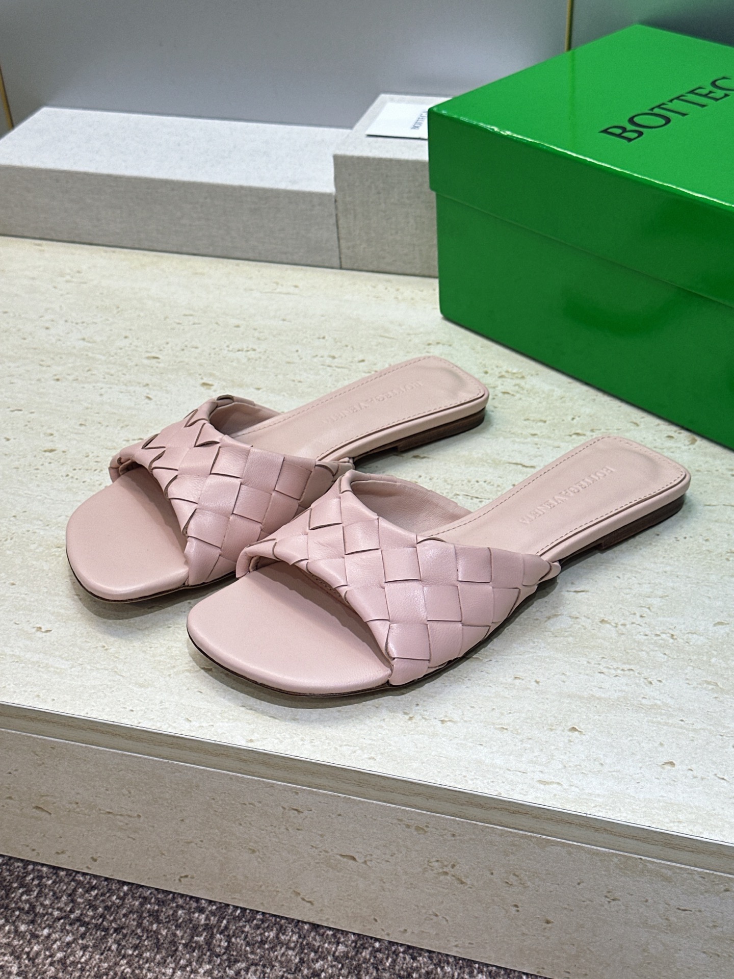 Bottega Veneta 葆蝶家2026春夏新款编织沙滩女鞋 BV字母logo平底方头露趾凉拖鞋 材质:鞋面进口小牛 Bottega Veneta 葆蝶家2026春夏新款编织沙滩女鞋 BV字母logo平底方头露趾凉拖鞋 材质:鞋面进口小牛