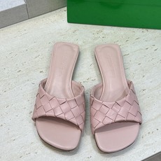 Bottega Veneta 葆蝶家2026春夏新款编织沙滩女鞋 BV字母logo平底方头露趾凉拖鞋 材质:鞋面进口小牛 Bottega Veneta 葆蝶家2026春夏新款编织沙滩女鞋 BV字母logo平底方头露趾凉拖鞋 材质:鞋面进口小牛