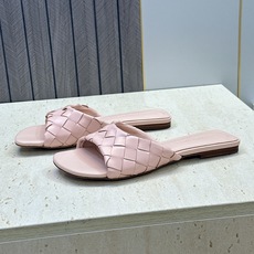 Bottega Veneta 葆蝶家2026春夏新款编织沙滩女鞋 BV字母logo平底方头露趾凉拖鞋 材质:鞋面进口小牛 Bottega Veneta 葆蝶家2026春夏新款编织沙滩女鞋 BV字母logo平底方头露趾凉拖鞋 材质:鞋面进口小牛