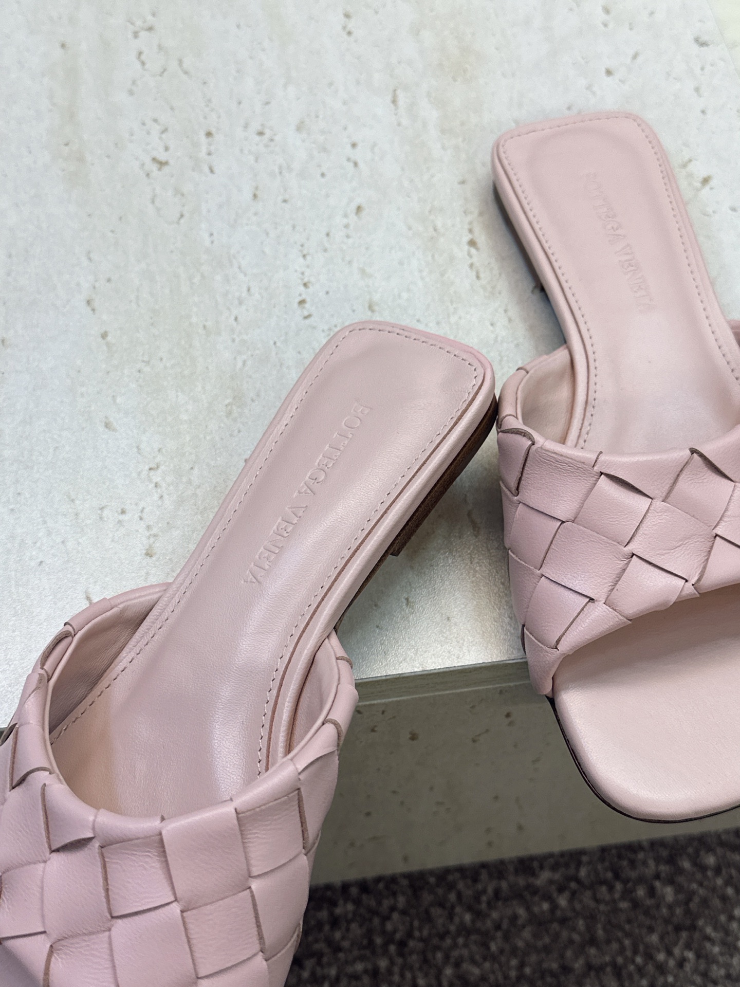 Bottega Veneta 葆蝶家2026春夏新款编织沙滩女鞋 BV字母logo平底方头露趾凉拖鞋 材质:鞋面进口小牛 Bottega Veneta 葆蝶家2026春夏新款编织沙滩女鞋 BV字母logo平底方头露趾凉拖鞋 材质:鞋面进口小牛