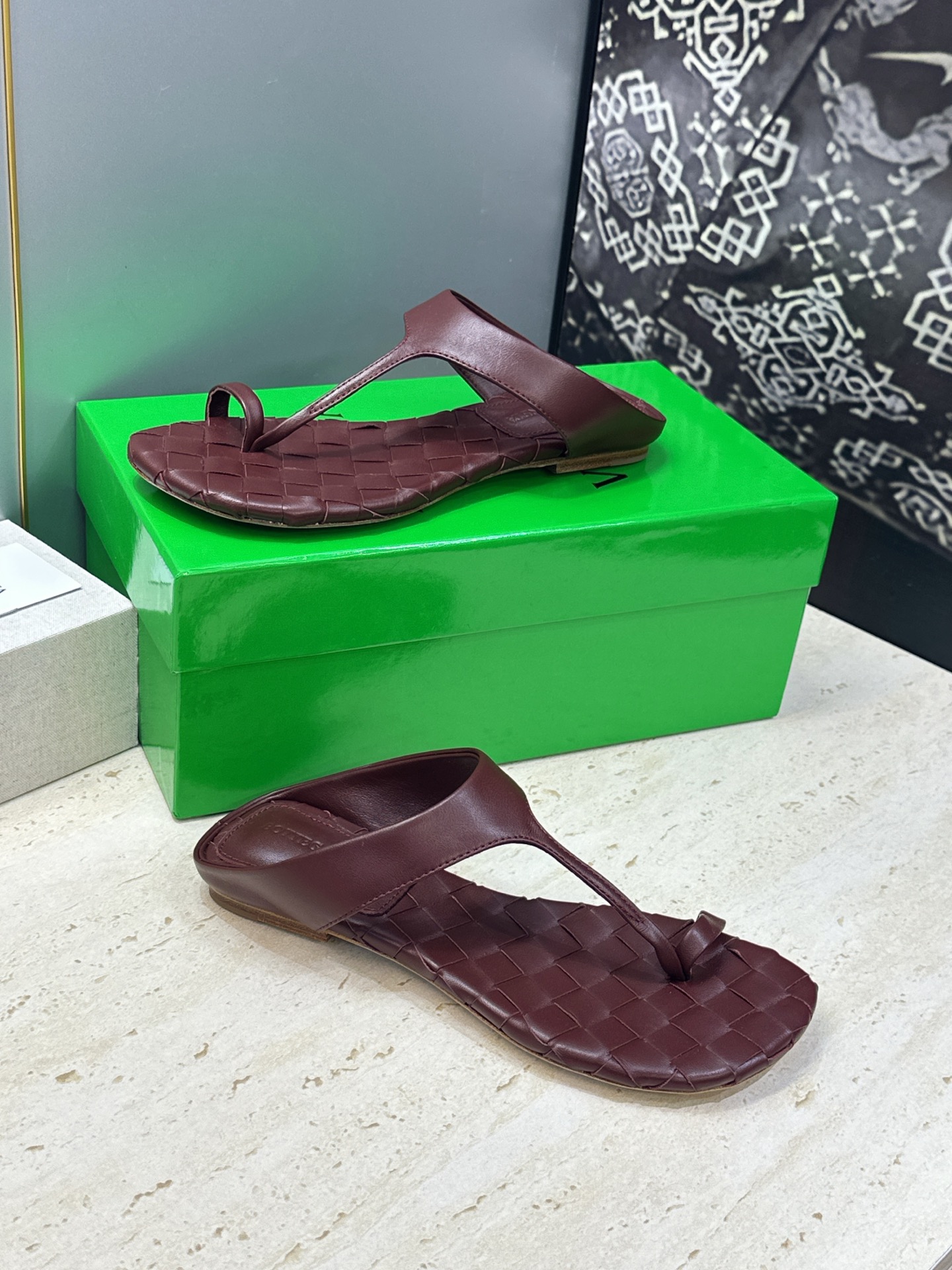 Bottega Veneta 葆蝶家2026春夏新款平底编织女鞋 BV字母logo方头夹趾凉拖鞋 材质:鞋面进口小牛皮/ Bottega Veneta 葆蝶家2026春夏新款平底编织女鞋 BV字母logo方头夹趾凉拖鞋 材质:鞋面进口小牛皮/