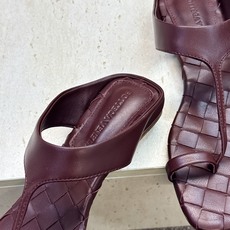 Bottega Veneta 葆蝶家2026春夏新款平底编织女鞋 BV字母logo方头夹趾凉拖鞋 材质:鞋面进口小牛皮/ Bottega Veneta 葆蝶家2026春夏新款平底编织女鞋 BV字母logo方头夹趾凉拖鞋 材质:鞋面进口小牛皮/