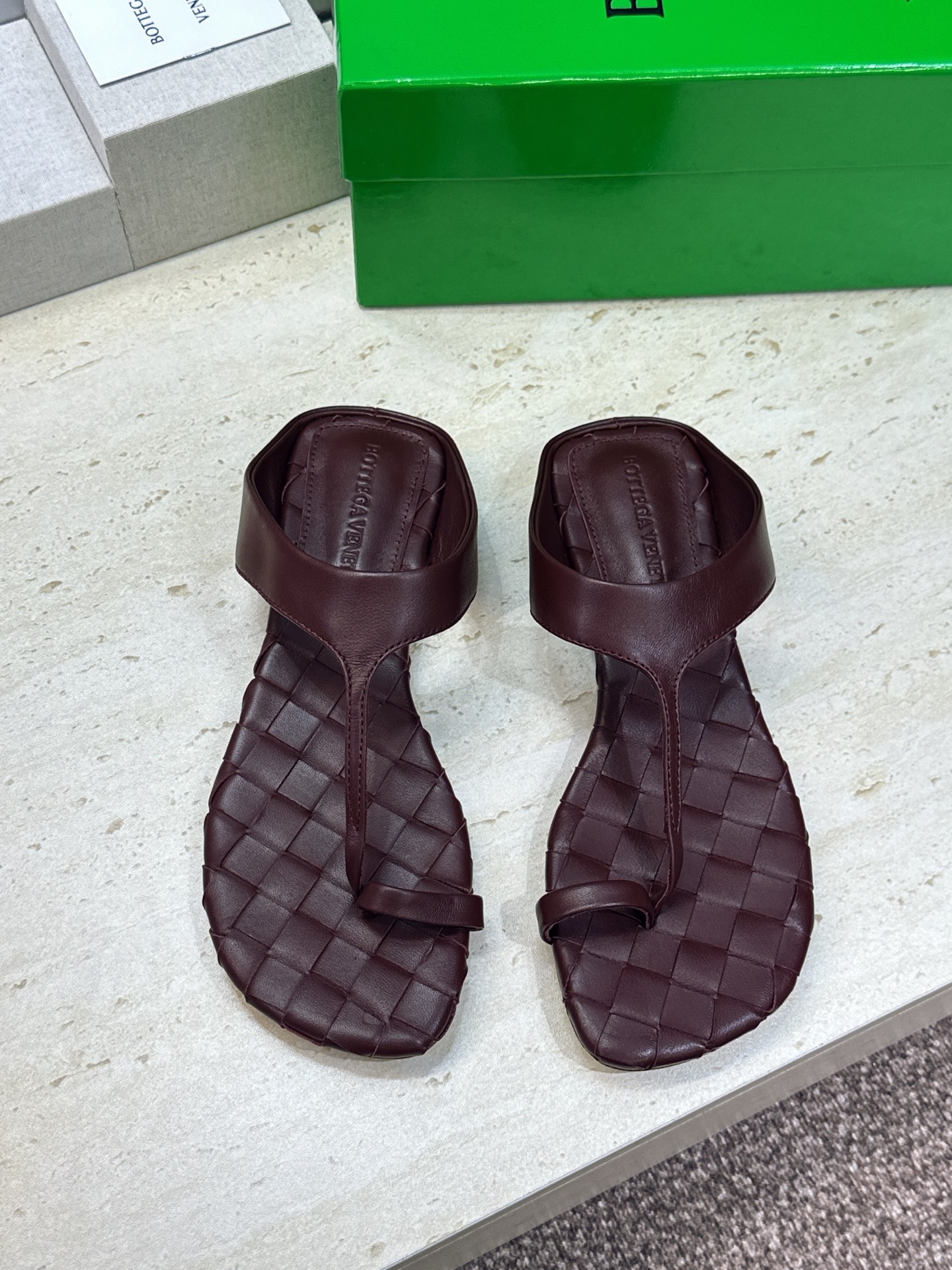 Bottega Veneta 葆蝶家2026春夏新款平底编织女鞋 BV字母logo方头夹趾凉拖鞋 材质:鞋面进口小牛皮/ Bottega Veneta 葆蝶家2026春夏新款平底编织女鞋 BV字母logo方头夹趾凉拖鞋 材质:鞋面进口小牛皮/