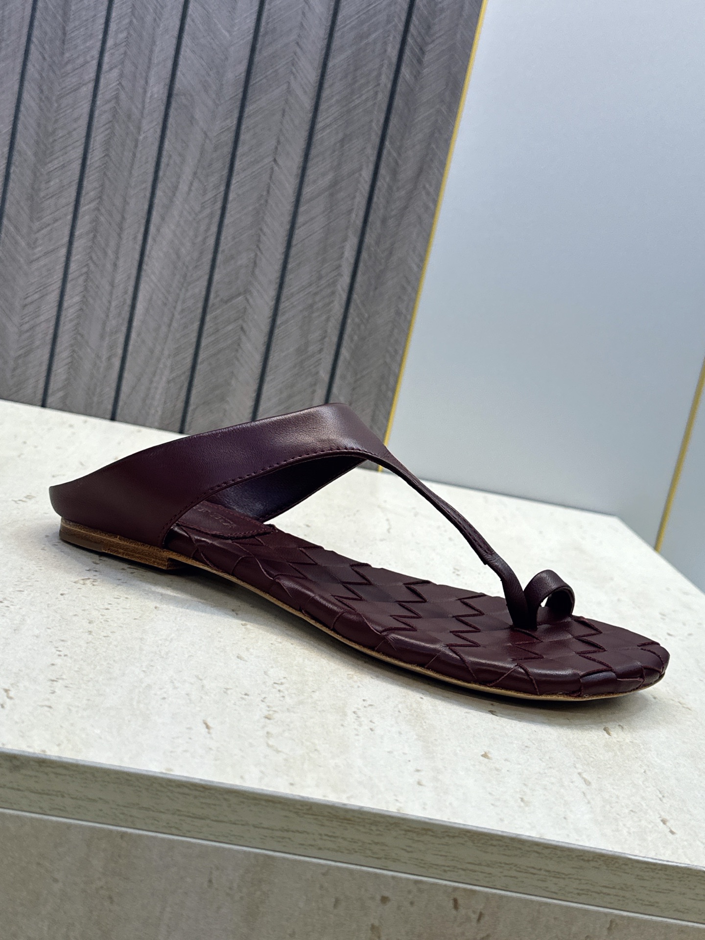 Bottega Veneta 葆蝶家2026春夏新款平底编织女鞋 BV字母logo方头夹趾凉拖鞋 材质:鞋面进口小牛皮/ Bottega Veneta 葆蝶家2026春夏新款平底编织女鞋 BV字母logo方头夹趾凉拖鞋 材质:鞋面进口小牛皮/