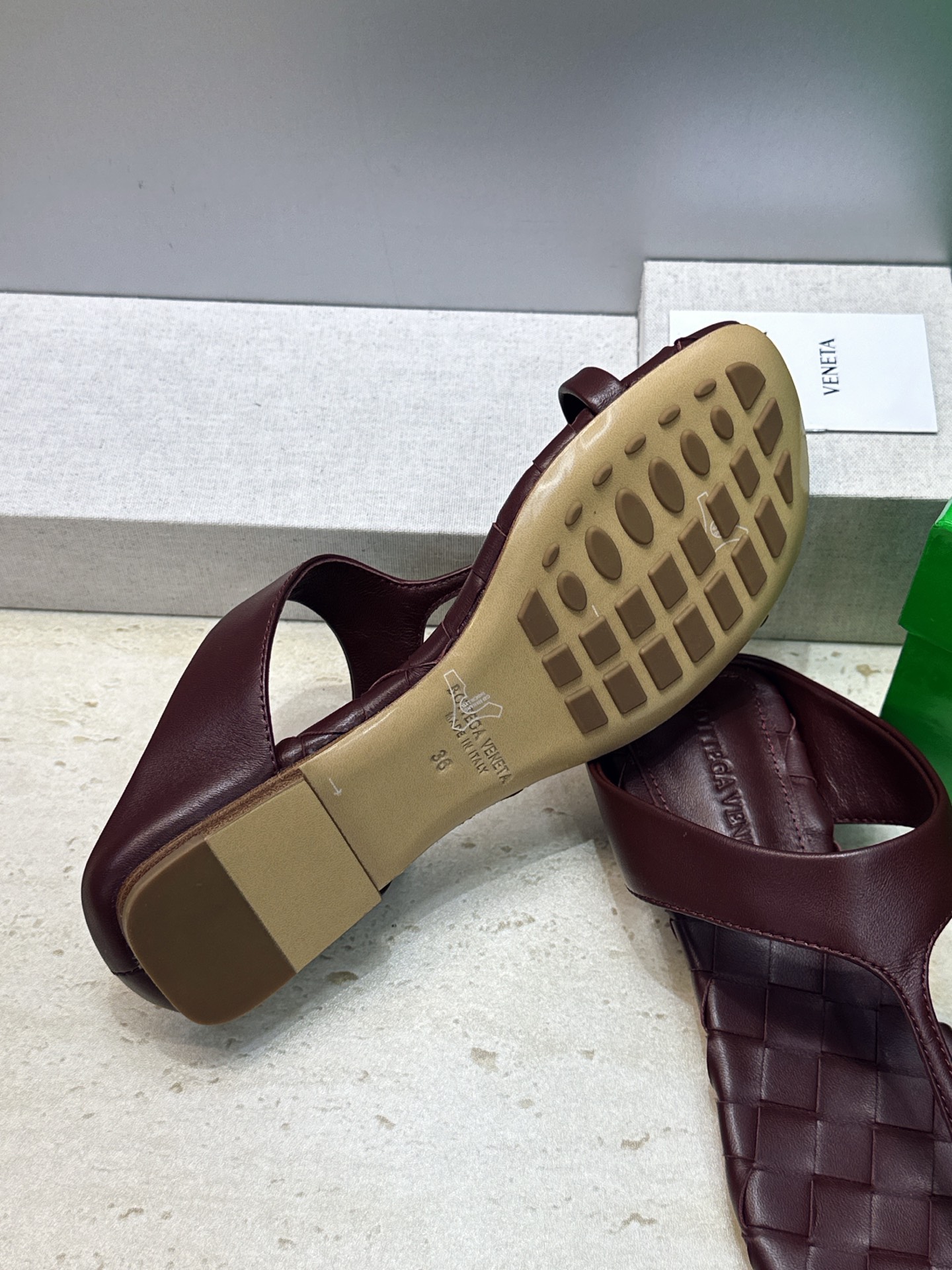 Bottega Veneta 葆蝶家2026春夏新款平底编织女鞋 BV字母logo方头夹趾凉拖鞋 材质:鞋面进口小牛皮/ Bottega Veneta 葆蝶家2026春夏新款平底编织女鞋 BV字母logo方头夹趾凉拖鞋 材质:鞋面进口小牛皮/