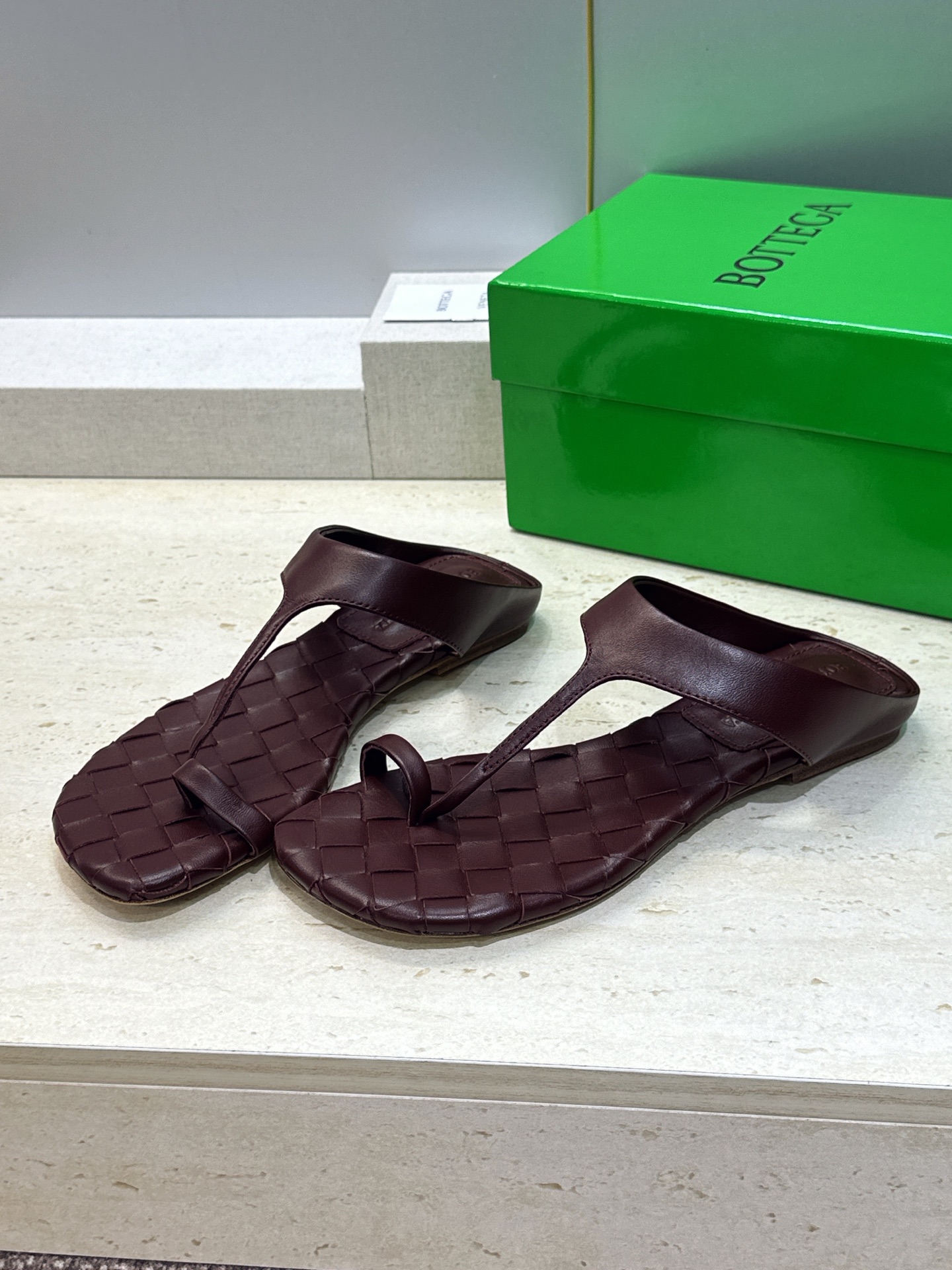 Bottega Veneta 葆蝶家2026春夏新款平底编织女鞋 BV字母logo方头夹趾凉拖鞋 材质:鞋面进口小牛皮/ Bottega Veneta 葆蝶家2026春夏新款平底编织女鞋 BV字母logo方头夹趾凉拖鞋 材质:鞋面进口小牛皮/