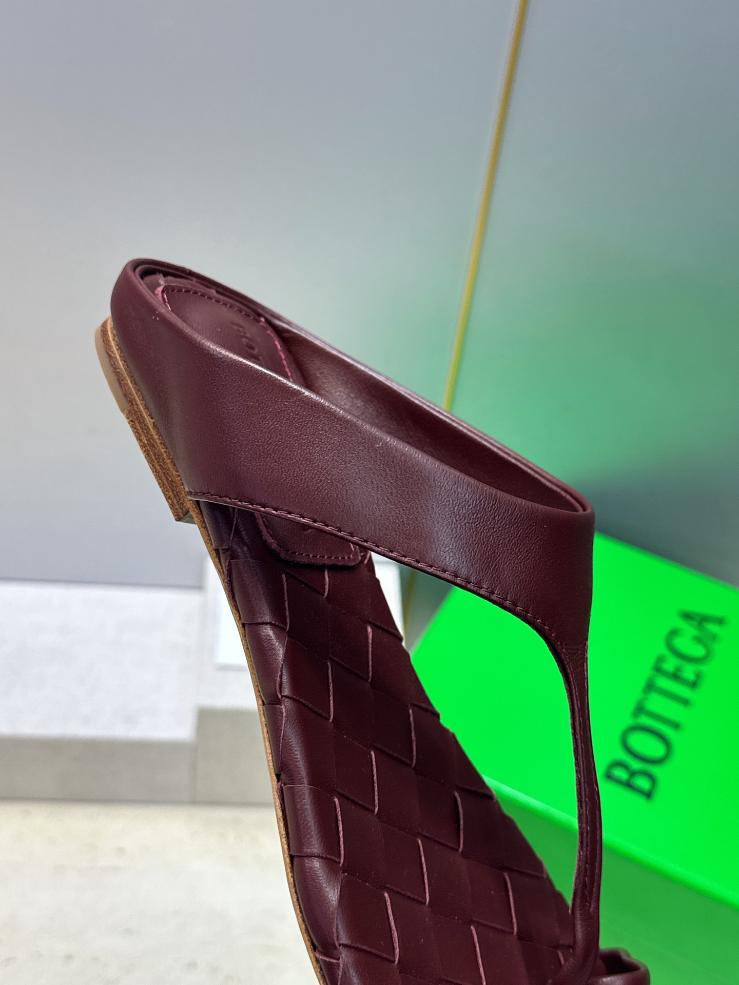 Bottega Veneta 葆蝶家2026春夏新款平底编织女鞋 BV字母logo方头夹趾凉拖鞋 材质:鞋面进口小牛皮/ Bottega Veneta 葆蝶家2026春夏新款平底编织女鞋 BV字母logo方头夹趾凉拖鞋 材质:鞋面进口小牛皮/