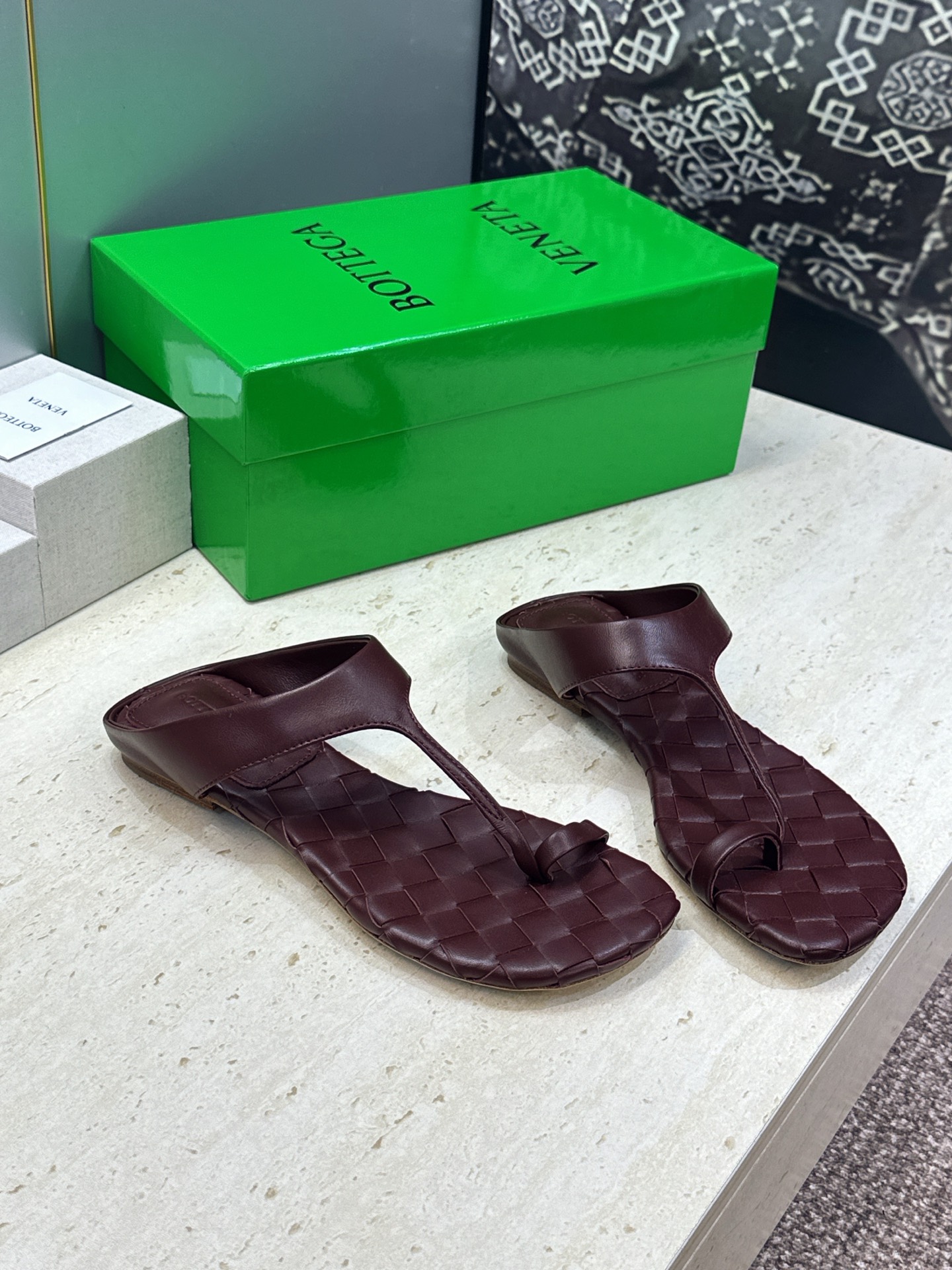 Bottega Veneta 葆蝶家2026春夏新款平底编织女鞋 BV字母logo方头夹趾凉拖鞋 材质:鞋面进口小牛皮/