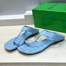 Bottega Veneta 葆蝶家2026春夏新款平底编织女鞋 BV字母logo方头夹趾凉拖鞋 材质:鞋面进口小牛皮/ Bottega Veneta 葆蝶家2026春夏新款平底编织女鞋 BV字母logo方头夹趾凉拖鞋 材质:鞋面进口小牛皮/