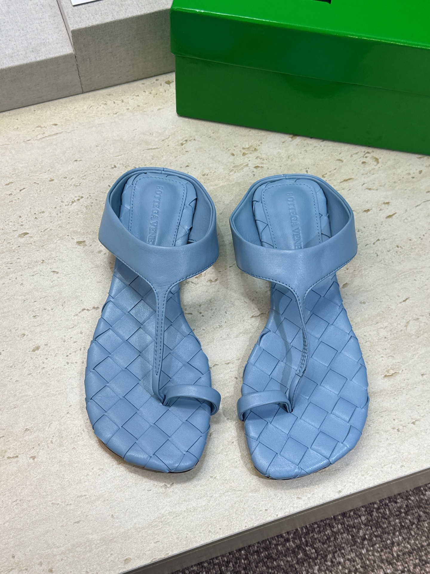 Bottega Veneta 葆蝶家2026春夏新款平底编织女鞋 BV字母logo方头夹趾凉拖鞋 材质:鞋面进口小牛皮/ Bottega Veneta 葆蝶家2026春夏新款平底编织女鞋 BV字母logo方头夹趾凉拖鞋 材质:鞋面进口小牛皮/
