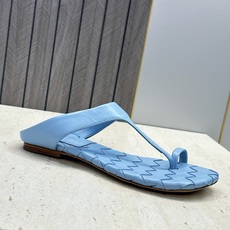 Bottega Veneta 葆蝶家2026春夏新款平底编织女鞋 BV字母logo方头夹趾凉拖鞋 材质:鞋面进口小牛皮/ Bottega Veneta 葆蝶家2026春夏新款平底编织女鞋 BV字母logo方头夹趾凉拖鞋 材质:鞋面进口小牛皮/