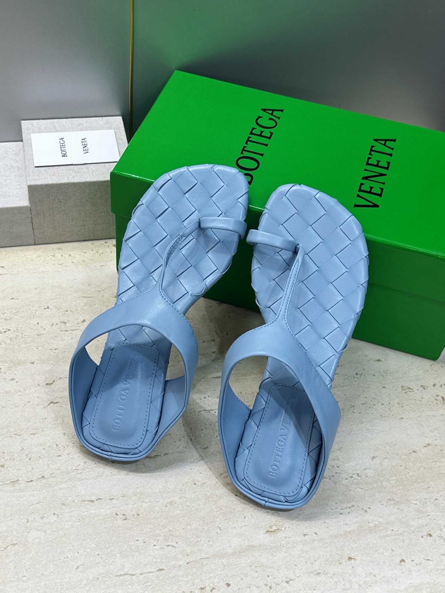 Bottega Veneta 葆蝶家2026春夏新款平底编织女鞋 BV字母logo方头夹趾凉拖鞋 材质:鞋面进口小牛皮/ Bottega Veneta 葆蝶家2026春夏新款平底编织女鞋 BV字母logo方头夹趾凉拖鞋 材质:鞋面进口小牛皮/