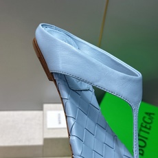 Bottega Veneta 葆蝶家2026春夏新款平底编织女鞋 BV字母logo方头夹趾凉拖鞋 材质:鞋面进口小牛皮/ Bottega Veneta 葆蝶家2026春夏新款平底编织女鞋 BV字母logo方头夹趾凉拖鞋 材质:鞋面进口小牛皮/