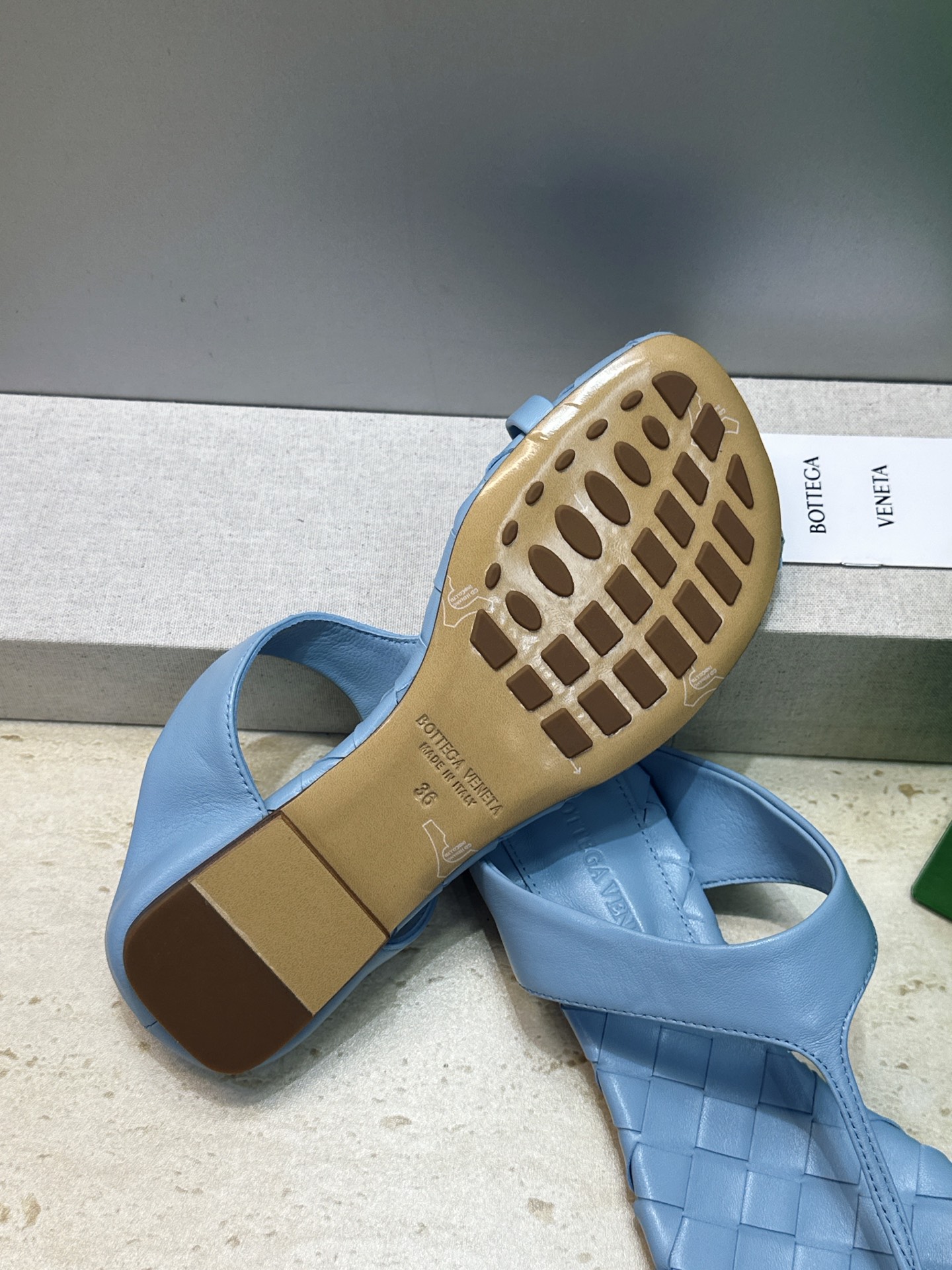 Bottega Veneta 葆蝶家2026春夏新款平底编织女鞋 BV字母logo方头夹趾凉拖鞋 材质:鞋面进口小牛皮/ Bottega Veneta 葆蝶家2026春夏新款平底编织女鞋 BV字母logo方头夹趾凉拖鞋 材质:鞋面进口小牛皮/