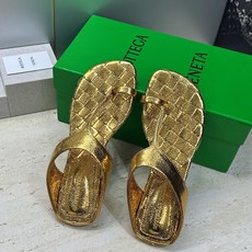 Bottega Veneta 葆蝶家2026春夏新款平底编织女鞋 BV字母logo方头夹趾凉拖鞋 材质:鞋面进口小牛皮/ Bottega Veneta 葆蝶家2026春夏新款平底编织女鞋 BV字母logo方头夹趾凉拖鞋 材质:鞋面进口小牛皮/
