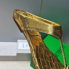 Bottega Veneta 葆蝶家2026春夏新款平底编织女鞋 BV字母logo方头夹趾凉拖鞋 材质:鞋面进口小牛皮/ Bottega Veneta 葆蝶家2026春夏新款平底编织女鞋 BV字母logo方头夹趾凉拖鞋 材质:鞋面进口小牛皮/