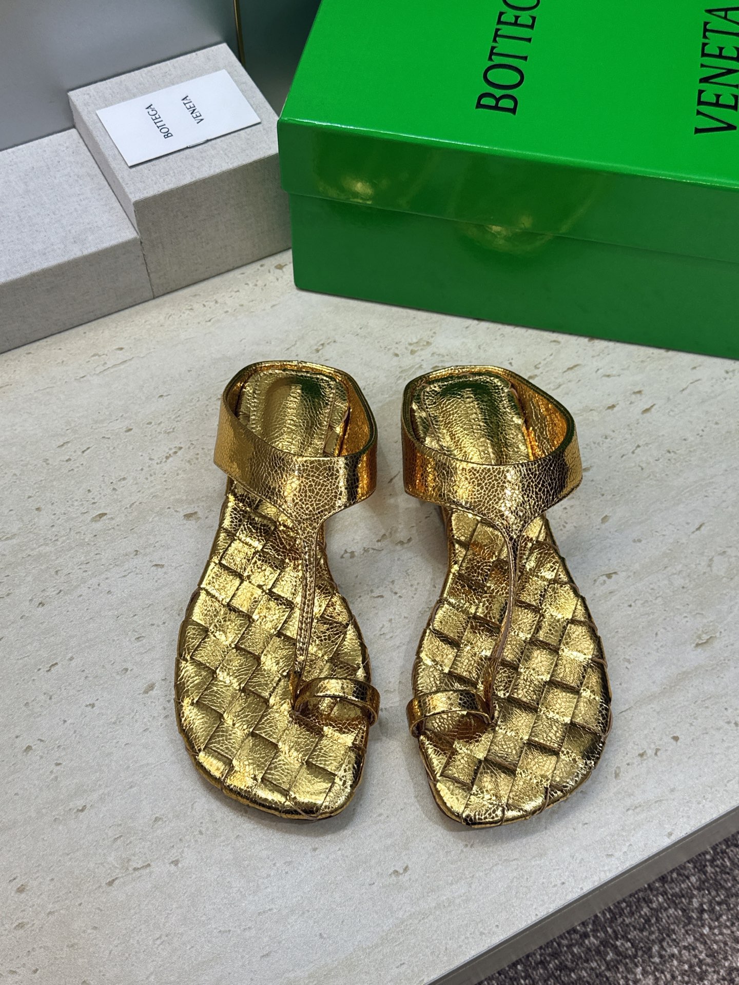 Bottega Veneta 葆蝶家2026春夏新款平底编织女鞋 BV字母logo方头夹趾凉拖鞋 材质:鞋面进口小牛皮/ Bottega Veneta 葆蝶家2026春夏新款平底编织女鞋 BV字母logo方头夹趾凉拖鞋 材质:鞋面进口小牛皮/