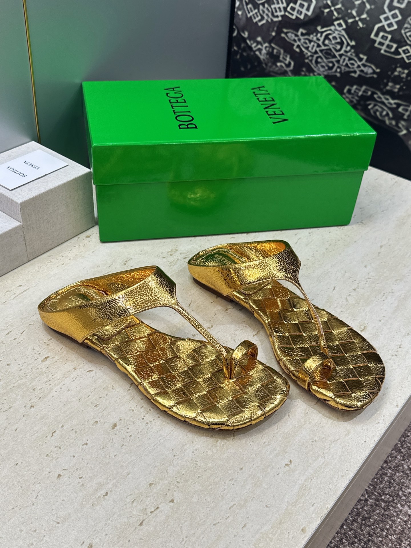 Bottega Veneta 葆蝶家2026春夏新款平底编织女鞋 BV字母logo方头夹趾凉拖鞋 材质:鞋面进口小牛皮/