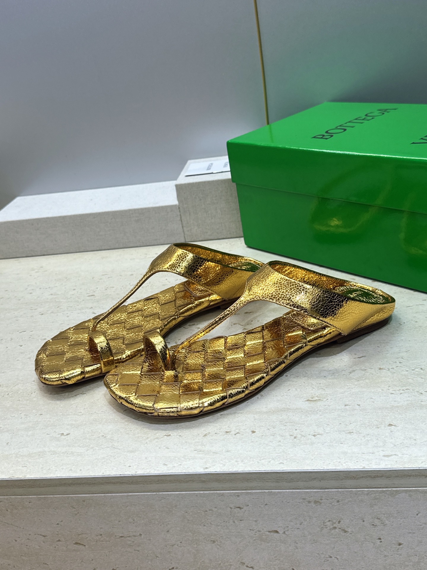 Bottega Veneta 葆蝶家2026春夏新款平底编织女鞋 BV字母logo方头夹趾凉拖鞋 材质:鞋面进口小牛皮/ Bottega Veneta 葆蝶家2026春夏新款平底编织女鞋 BV字母logo方头夹趾凉拖鞋 材质:鞋面进口小牛皮/