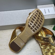 Bottega Veneta 葆蝶家2026春夏新款平底编织女鞋 BV字母logo方头夹趾凉拖鞋 材质:鞋面进口小牛皮/ Bottega Veneta 葆蝶家2026春夏新款平底编织女鞋 BV字母logo方头夹趾凉拖鞋 材质:鞋面进口小牛皮/