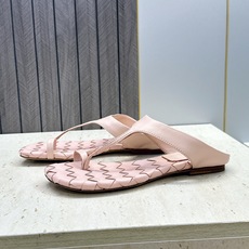 Bottega Veneta 葆蝶家2026春夏新款平底编织女鞋 BV字母logo方头夹趾凉拖鞋 材质:鞋面进口小牛皮/ Bottega Veneta 葆蝶家2026春夏新款平底编织女鞋 BV字母logo方头夹趾凉拖鞋 材质:鞋面进口小牛皮/