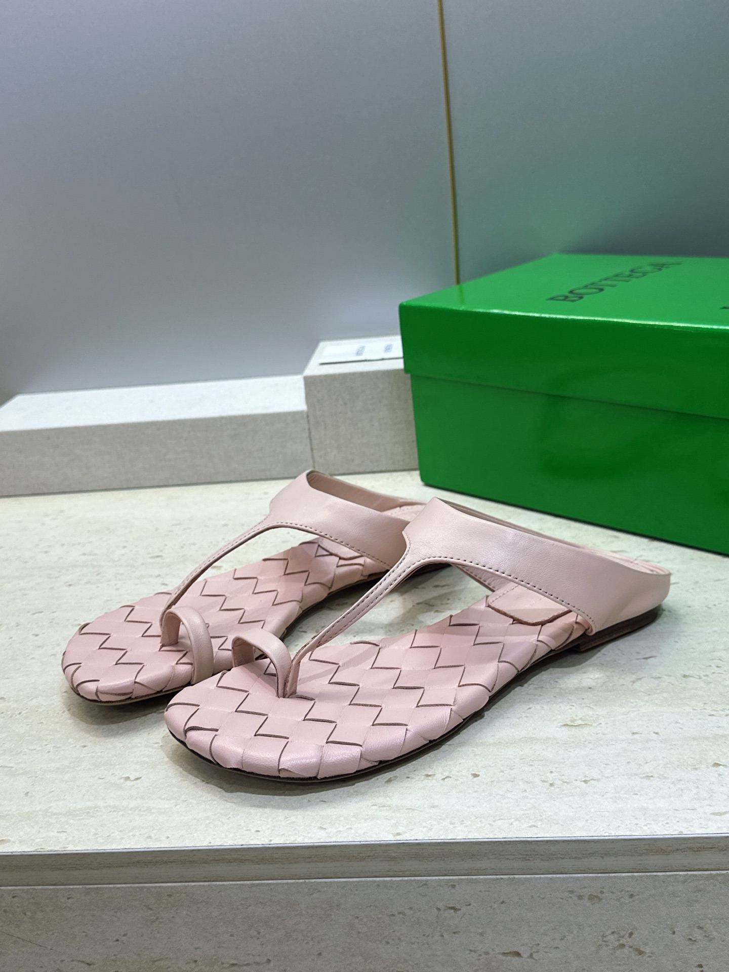 Bottega Veneta 葆蝶家2026春夏新款平底编织女鞋 BV字母logo方头夹趾凉拖鞋 材质:鞋面进口小牛皮/ Bottega Veneta 葆蝶家2026春夏新款平底编织女鞋 BV字母logo方头夹趾凉拖鞋 材质:鞋面进口小牛皮/