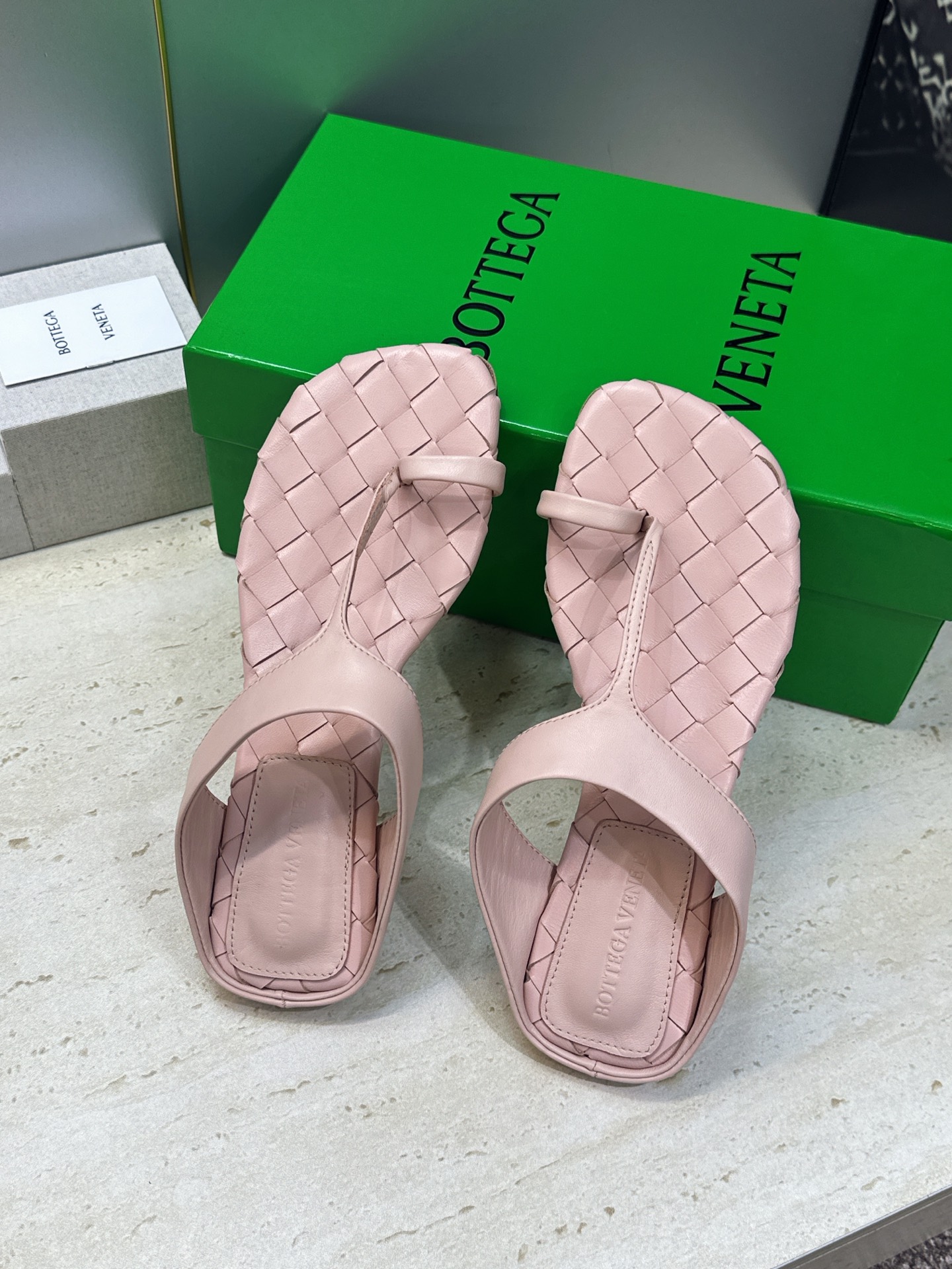 Bottega Veneta 葆蝶家2026春夏新款平底编织女鞋 BV字母logo方头夹趾凉拖鞋 材质:鞋面进口小牛皮/ Bottega Veneta 葆蝶家2026春夏新款平底编织女鞋 BV字母logo方头夹趾凉拖鞋 材质:鞋面进口小牛皮/