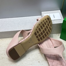 Bottega Veneta 葆蝶家2026春夏新款平底编织女鞋 BV字母logo方头夹趾凉拖鞋 材质:鞋面进口小牛皮/ Bottega Veneta 葆蝶家2026春夏新款平底编织女鞋 BV字母logo方头夹趾凉拖鞋 材质:鞋面进口小牛皮/