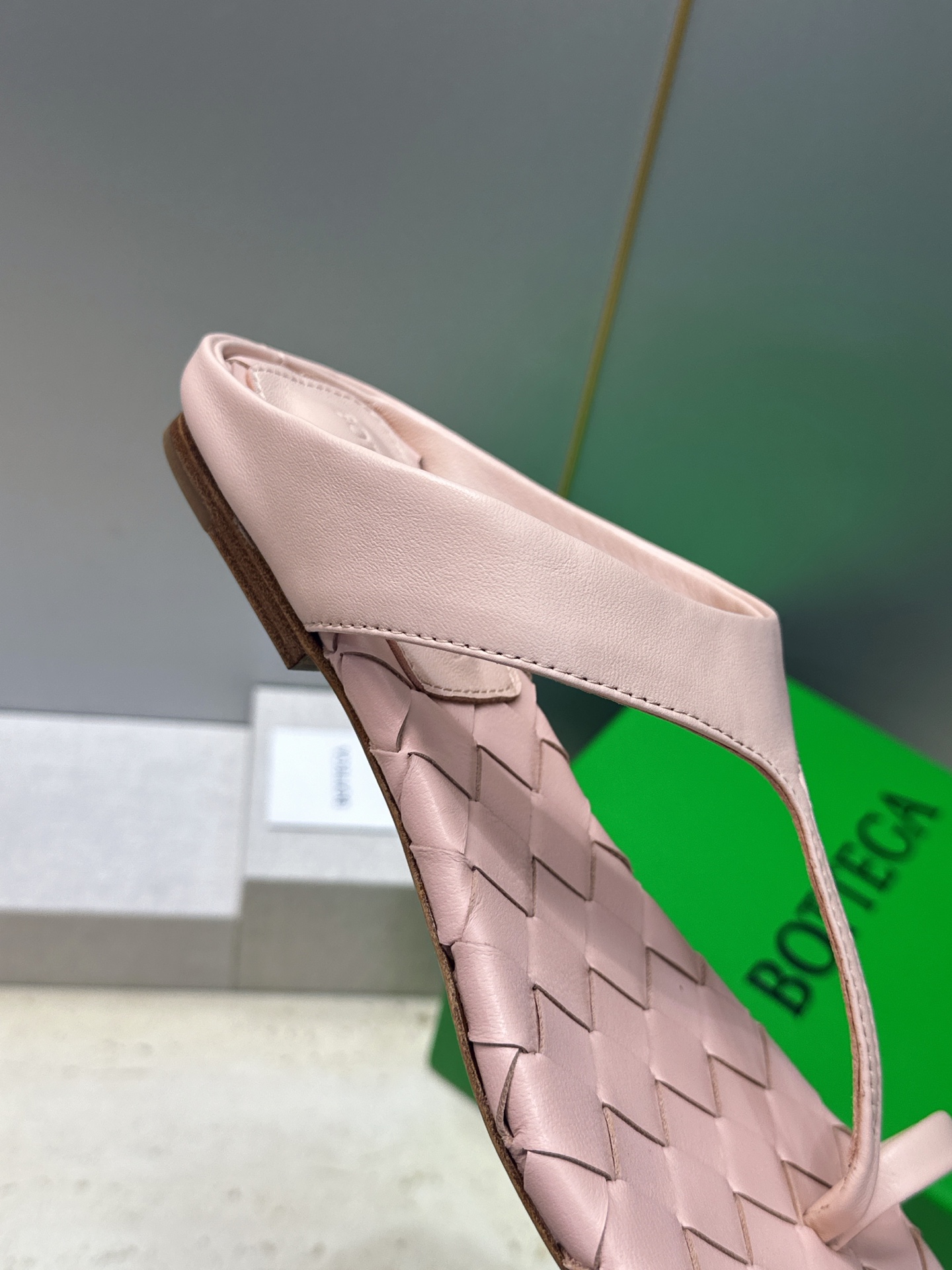 Bottega Veneta 葆蝶家2026春夏新款平底编织女鞋 BV字母logo方头夹趾凉拖鞋 材质:鞋面进口小牛皮/ Bottega Veneta 葆蝶家2026春夏新款平底编织女鞋 BV字母logo方头夹趾凉拖鞋 材质:鞋面进口小牛皮/