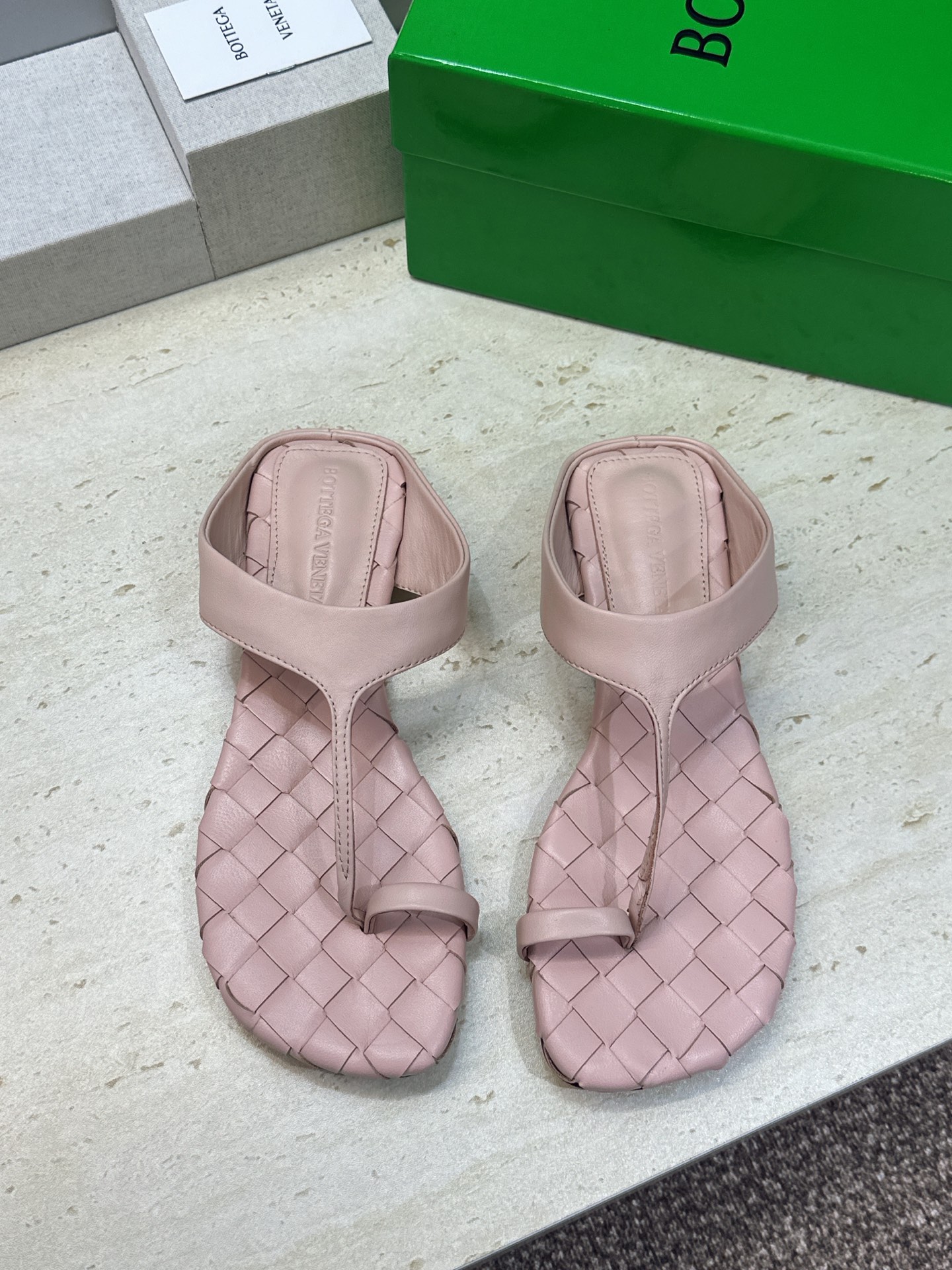 Bottega Veneta 葆蝶家2026春夏新款平底编织女鞋 BV字母logo方头夹趾凉拖鞋 材质:鞋面进口小牛皮/ Bottega Veneta 葆蝶家2026春夏新款平底编织女鞋 BV字母logo方头夹趾凉拖鞋 材质:鞋面进口小牛皮/