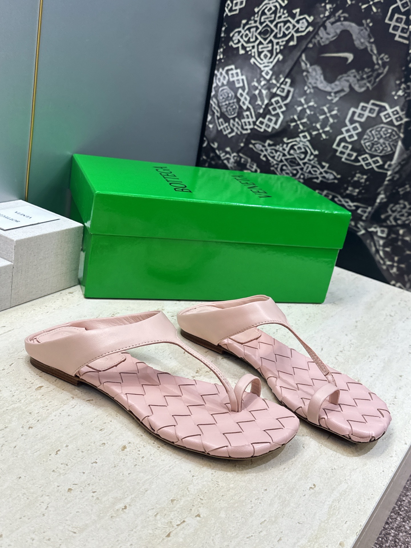 Bottega Veneta 葆蝶家2026春夏新款平底编织女鞋 BV字母logo方头夹趾凉拖鞋 材质:鞋面进口小牛皮/