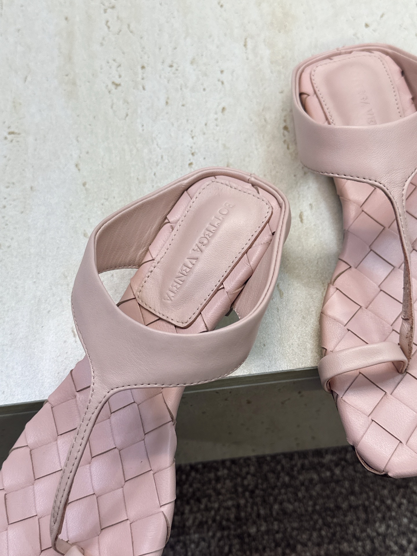 Bottega Veneta 葆蝶家2026春夏新款平底编织女鞋 BV字母logo方头夹趾凉拖鞋 材质:鞋面进口小牛皮/ Bottega Veneta 葆蝶家2026春夏新款平底编织女鞋 BV字母logo方头夹趾凉拖鞋 材质:鞋面进口小牛皮/