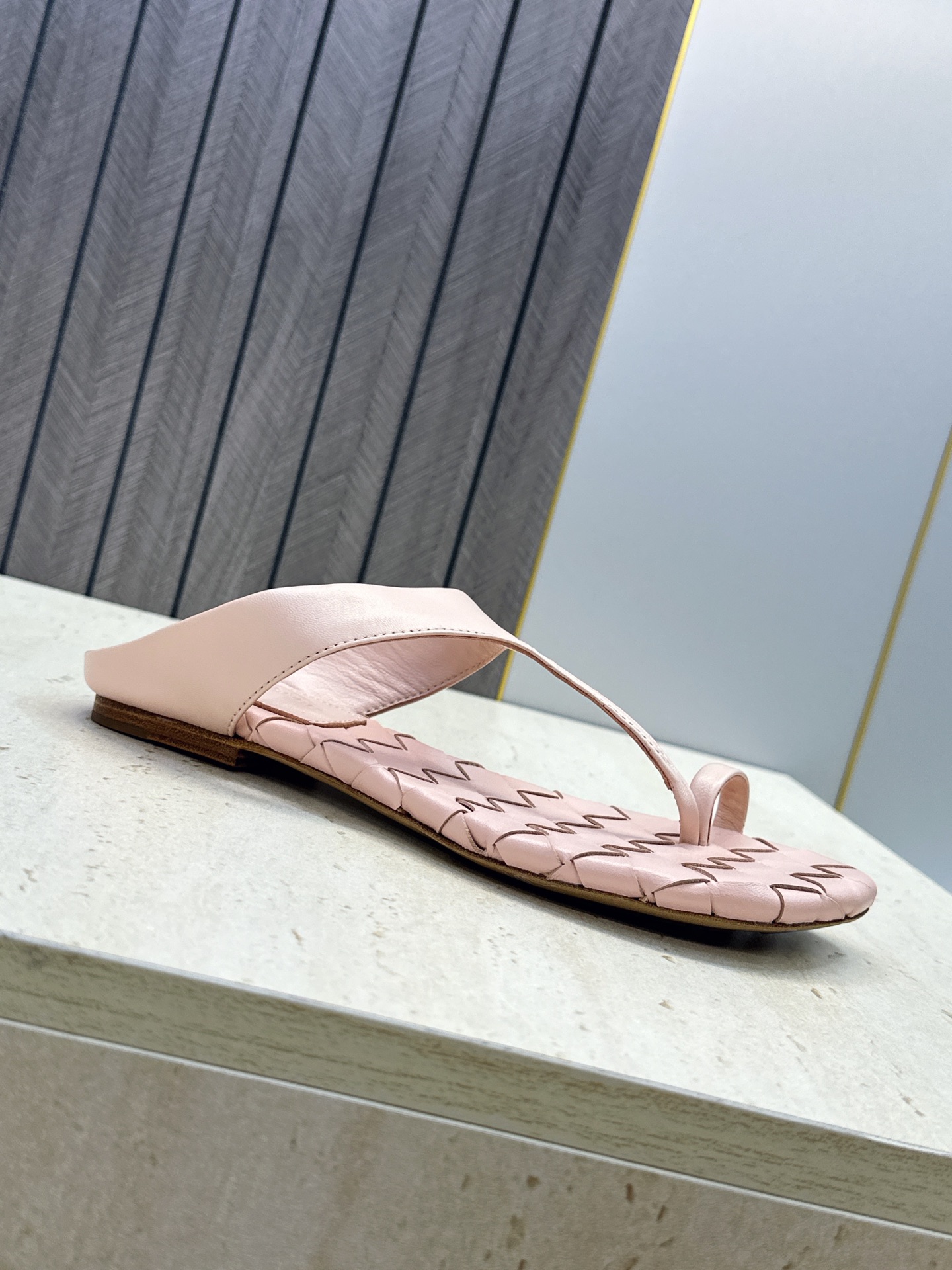 Bottega Veneta 葆蝶家2026春夏新款平底编织女鞋 BV字母logo方头夹趾凉拖鞋 材质:鞋面进口小牛皮/ Bottega Veneta 葆蝶家2026春夏新款平底编织女鞋 BV字母logo方头夹趾凉拖鞋 材质:鞋面进口小牛皮/