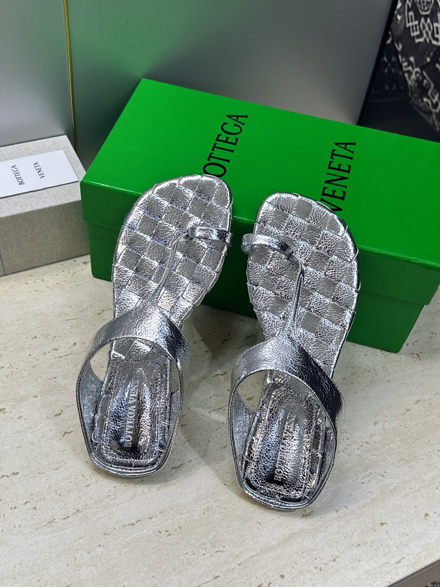 Bottega Veneta 葆蝶家2026春夏新款平底编织女鞋 BV字母logo方头夹趾凉拖鞋 材质:鞋面进口小牛皮/