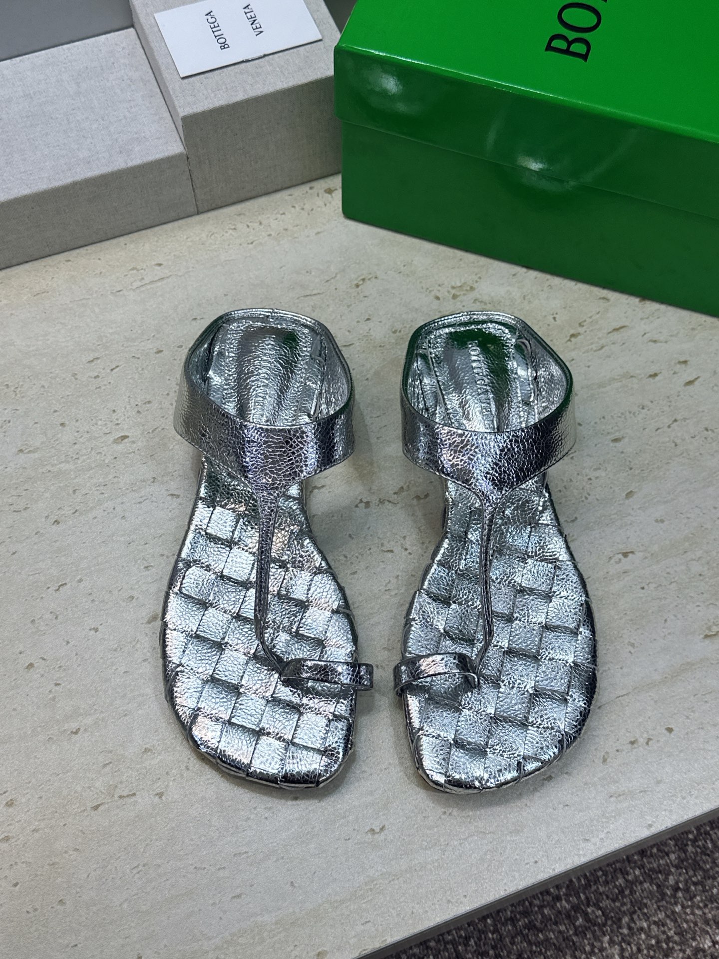 Bottega Veneta 葆蝶家2026春夏新款平底编织女鞋 BV字母logo方头夹趾凉拖鞋 材质:鞋面进口小牛皮/