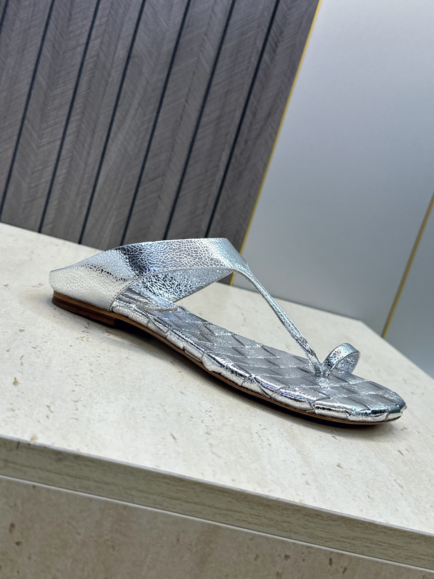 Bottega Veneta 葆蝶家2026春夏新款平底编织女鞋 BV字母logo方头夹趾凉拖鞋 材质:鞋面进口小牛皮/